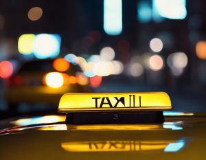 Photo d'un livre de comptes ouvert posé sur le tableau de bord d'un taxi jaune garé sous la lueur d'un réverbère, en focus doux avec une finition mate dans un éclairage d'ambiance.