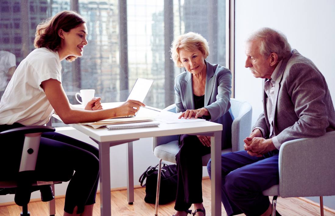 Une conseillère patrimoniale avec ses clients