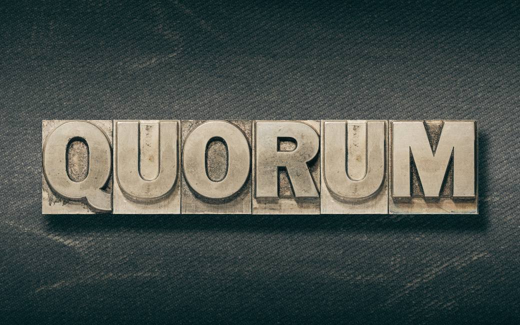 Quorum écrit en lettre majuscule