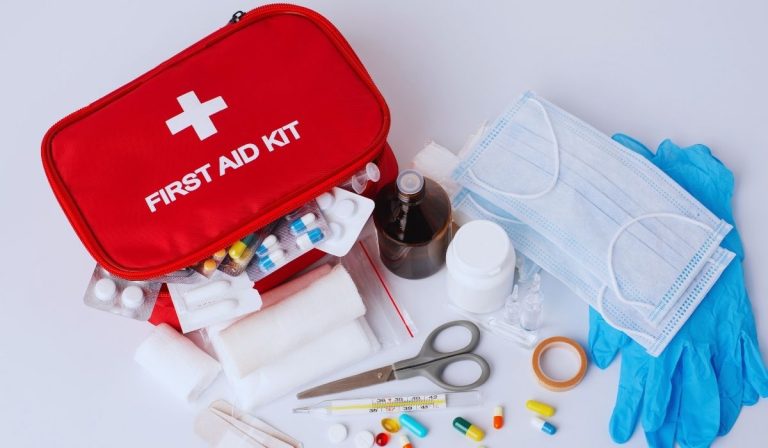 Une trousse de premier secours