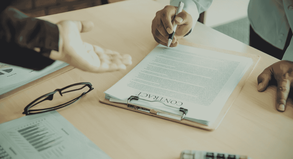 Deux professionnels examinant un contrat de franchise