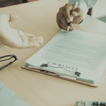 Deux professionnels examinant un contrat de franchise