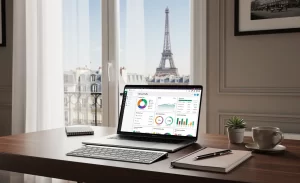 Un bureau parisien moderne avec un ordinateur portable affichant des analyses marketing, près d’une fenêtre donnant sur la tour Eiffel en pleine lumière du jour.