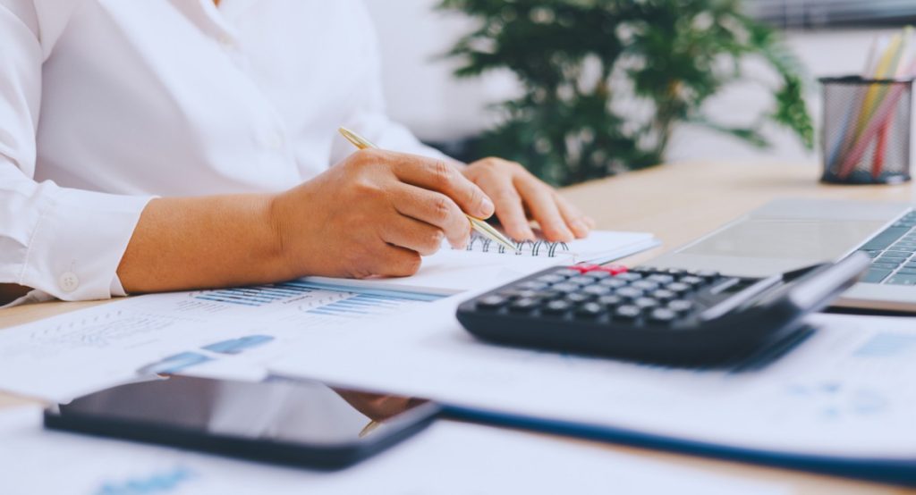 Comptable avec calculatrice et rapport financier sur bureau