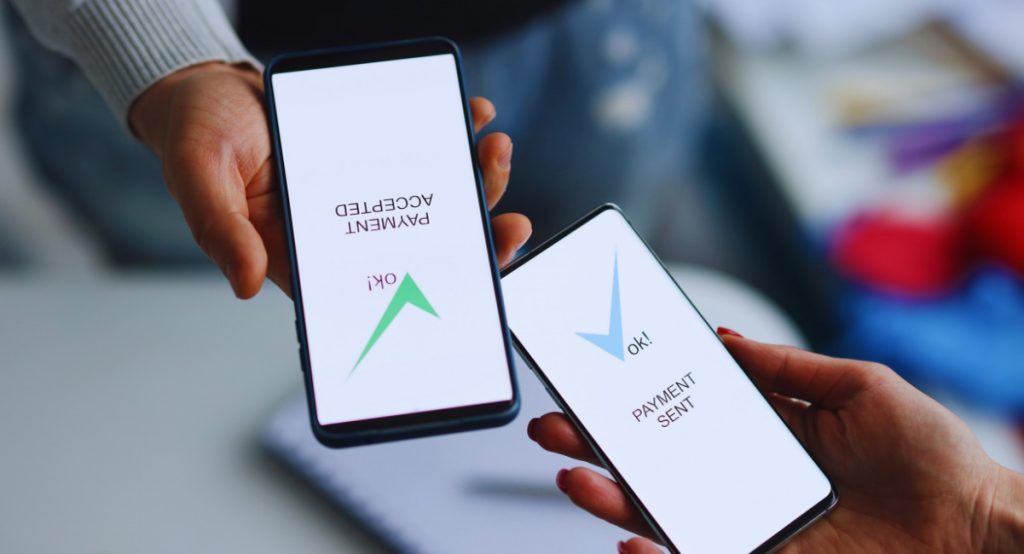Deux smartphones affichant Payment Sent et Payment Accepted pour un virement