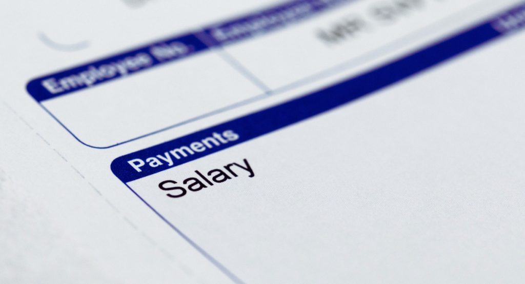 Gros plan sur une fiche de paie avec les rubriques Payments et Salary