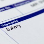 Gros plan sur une fiche de paie avec les rubriques Payments et Salary