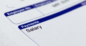 Gros plan sur une fiche de paie avec les rubriques Payments et Salary