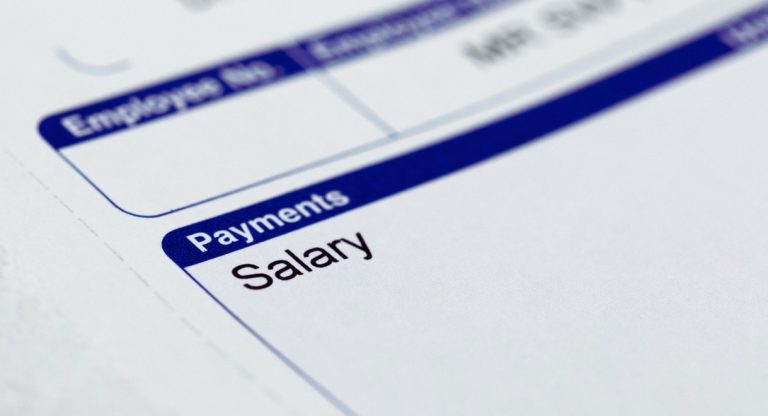 Gros plan sur une fiche de paie avec les rubriques Payments et Salary
