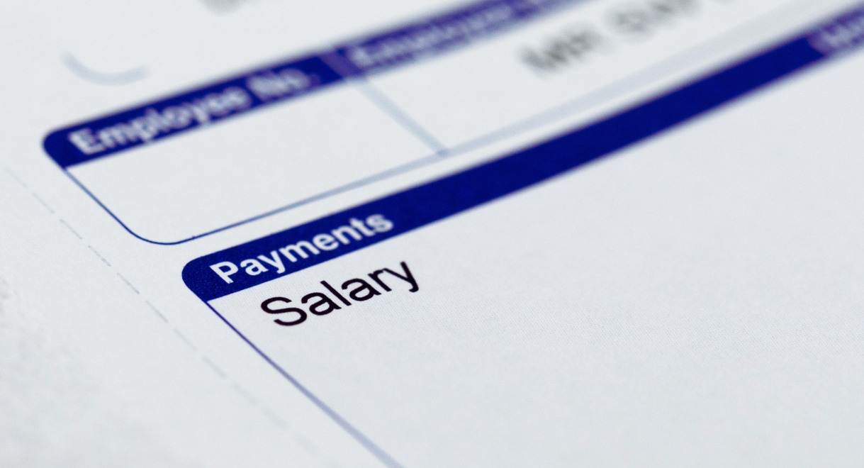 Gros plan sur une fiche de paie avec les rubriques Payments et Salary
