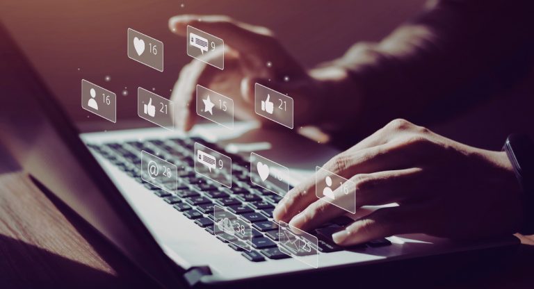 Mains sur clavier d ordinateur avec notifications et icones de reseaux sociaux