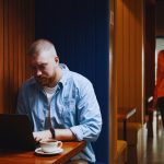 Homme travaillant sur son ordinateur portable dans une cabine de bureau insonorisee en bois